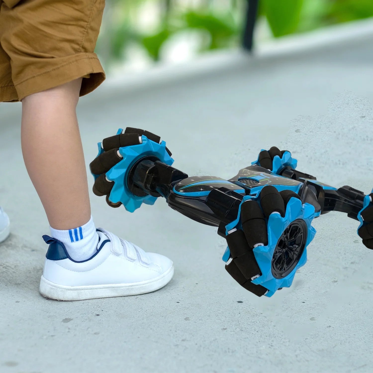 Blue 4WD 2.4Ghz Remote Control Stunt Car Toy Z2738