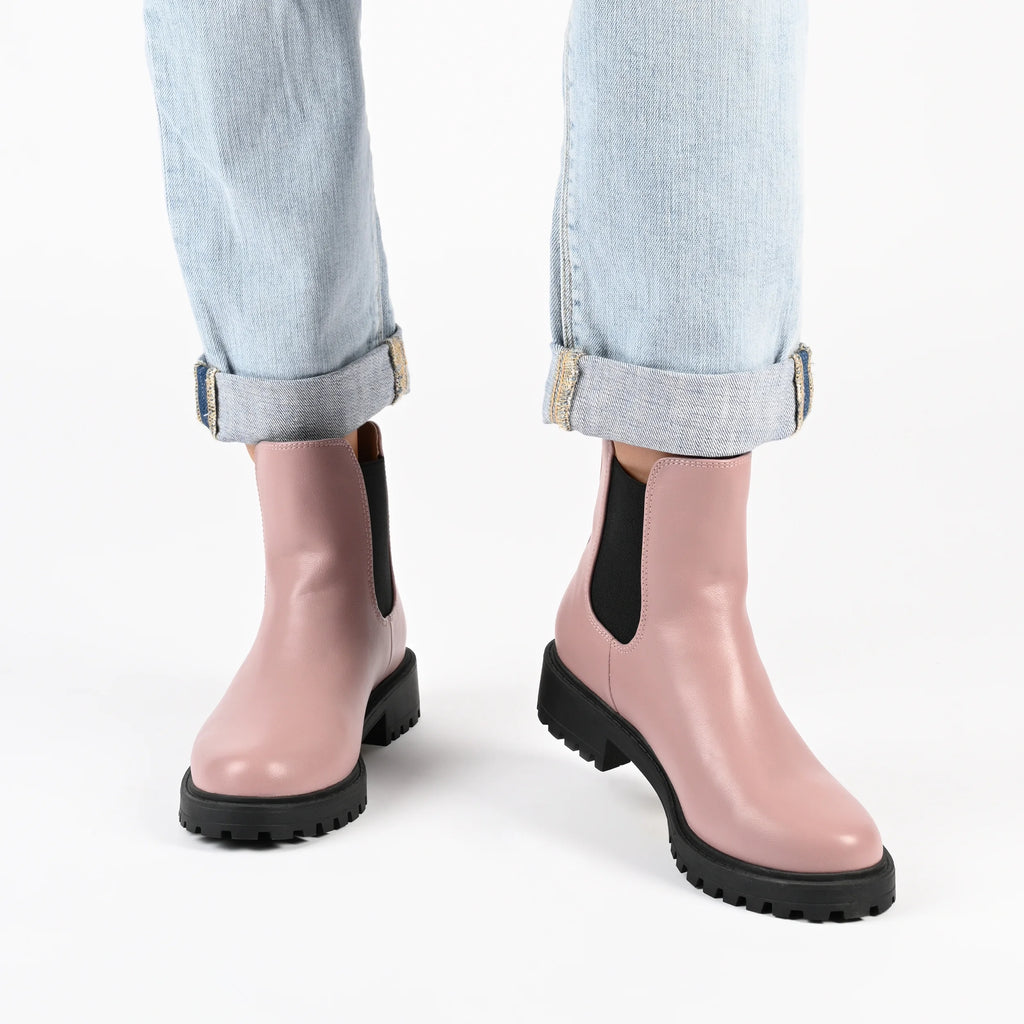 Womens Wide Width Round Toe Block Heel Chelsea Booties O34133